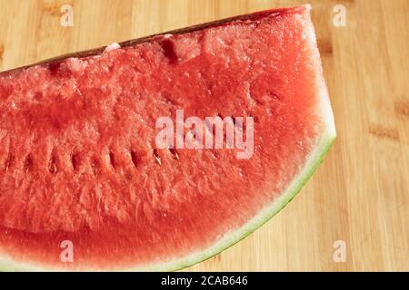 Gros plan de la tranche de pastèque biologique sans pépins Banque D'Images