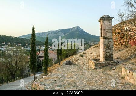 Panorama du vieux village de la ville de la garde, dans le département du Var, en provence alpes côte d'azur, avec l'emblématique Coudon moun Banque D'Images