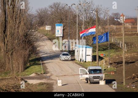 BAPSKA, CROATIE - 6 FÉVRIER 2016 : la police des frontières croate garde le point de contrôle du poste de frontière de Bapska Berkasovo avec la Serbie, fermé, avec Banque D'Images