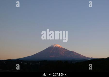 Le Mt. Fuji est un volcan actif à environ 100 kilomètres au sud-ouest de Tokyo. Communément appelé « Fuji-san », c’est le plus haut sommet du pays, à 3,776 M. Banque D'Images