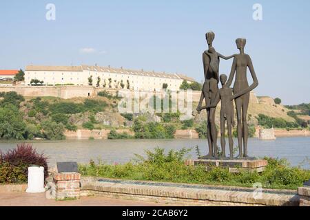 NOVI SAD, SERBIE - 23 JUILLET 2016 : monument dédié aux victimes de la Shoah en Serbie, devant la forteresse Petrovaradin, l'un des principaux pays Banque D'Images