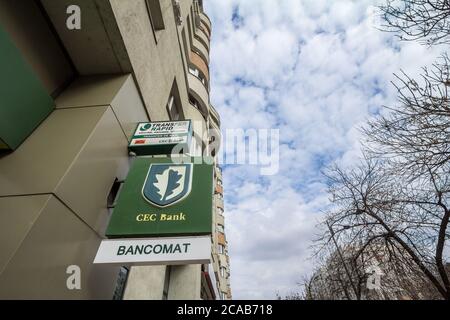 BUCAREST, ROUMANIE - 15 FÉVRIER 2020 : logo de la CEC en face d'une banque locale de Bucarest. La banque CEC, ou casa de economii si consemnatiuni, est une rom Banque D'Images