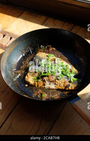 Filet de poisson japonais cuit avec de la sauce soya sucrée et de l'oignon de printemps. Poisson de style teriyaki. Banque D'Images