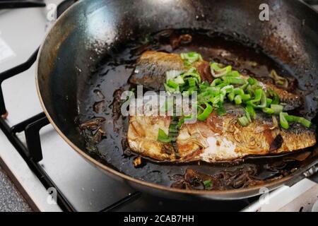 Filet de poisson japonais cuit avec de la sauce soya sucrée et de l'oignon de printemps. Poisson de style teriyaki. Banque D'Images