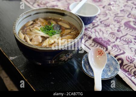 Un soba chaud de style traditionnel japonais pour l'hiver froid. Banque D'Images