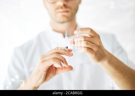 injection pour induire l'anesthésie, gros plan photo de culture. maomebodn va donner une aiguille. sécurité et efficacité du vaccin Banque D'Images