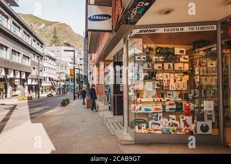 Un magasin d'électronique à Andorre-la-Vieille. L'Andorre est un endroit populaire pour acquérir des produits en franchise de droits en Europe, sans droits de douane ni TVA à seulement 4.5% Banque D'Images