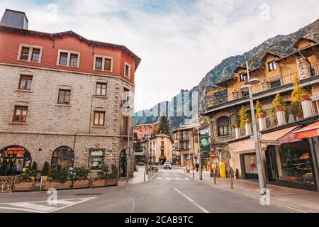 Un coin de rue ordonné avec des bâtiments de style ancien à Andorre-la-Vieille, Andorre Banque D'Images