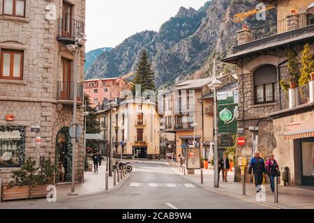 Un coin de rue ordonné avec des bâtiments de style ancien à Andorre-la-Vieille, Andorre Banque D'Images