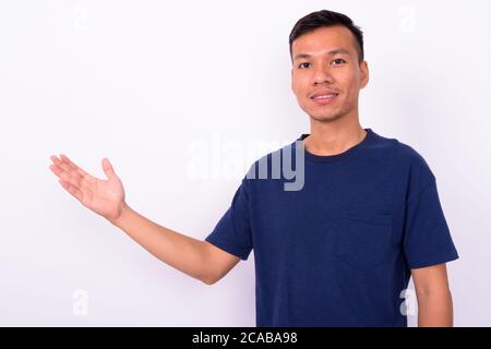 Portrait d'un jeune homme asiatique heureux avec barbe de 3 jours Banque D'Images