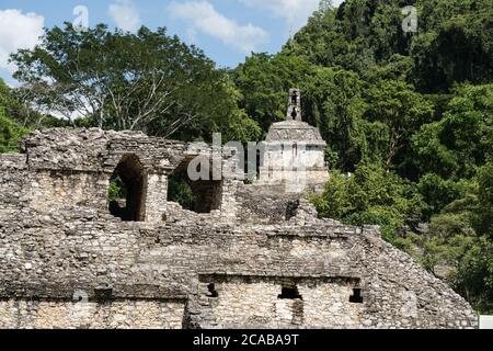 Ruines de palais avec voûtes en corbel au premier plan avec le Temple de la Croix derrière, dans les ruines de la ville maya de Palenque, Palenque National Banque D'Images