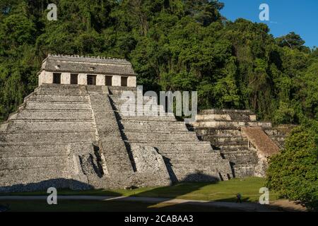 Le Temple des inscriptions à l'ombre de la tour du Palais le matin dans les ruines de la ville maya de Palenque, Parc National de Palenque, Banque D'Images