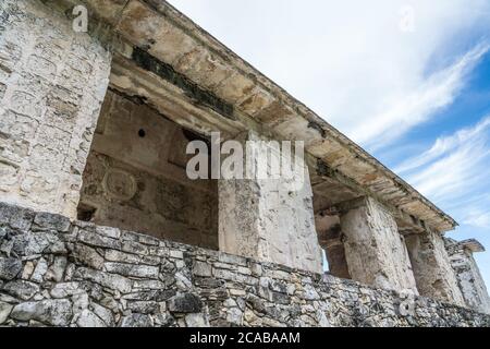 Frises en stuc sculptées sur les piliers du Palais dans les ruines de la ville maya de Palenque, Parc national de Palenque, Chiapas, Mexique. Un monde de l'UNESCO Banque D'Images