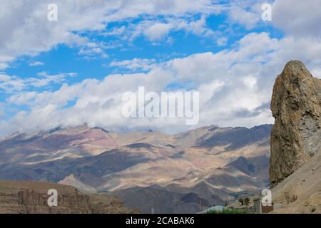 Ombres des nuages sur les montagnes de l'Himalaya à Mulbek, Ladakh. Ciel bleu avec des nuages blancs en arrière-plan. Banque D'Images