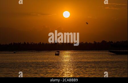 Srinagar, Cachemire sous contrôle indien. 5 août 2020. Un boatman délague son bateau au coucher du soleil sur le lac Dal, dans la ville de Srinagar, la capitale estivale du Cachemire sous contrôle indien, le 5 août 2020. Crédit : Javed Dar/Xinhua/Alay Live News Banque D'Images