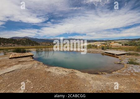 BRIDGEPORT, CALIFORNIE, ÉTATS-UNIS - 07 juillet 2020 : Big Hot Spring, une piscine thermale naturelle près de la région de Travertine Hot Springs dans un cadre pittoresque Banque D'Images