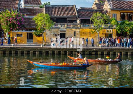 Bateaux touristiques le long de la rivière Thu bon dans la vieille ville historique de Hoi an, Vietnam Banque D'Images