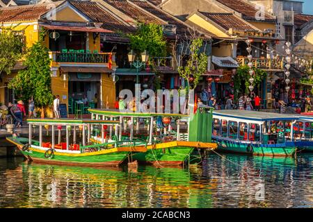 Bateaux touristiques le long de la rivière Thu bon dans la vieille ville historique de Hoi an, Vietnam Banque D'Images