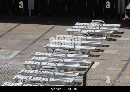 hamacs en plastique blanc vides au soleil Banque D'Images