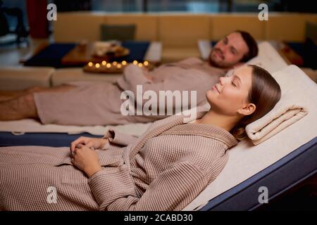 vacances, week-end de jeunes heureux couple se reposer ensemble dans le salon de spa, profiter de temps dans le salon de beauté, les procédures de spa Banque D'Images
