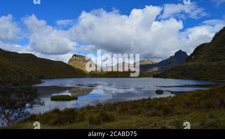 Collines et un petit lac parmi eux dans Parque Nacional Cajas cajas Equateur Banque D'Images