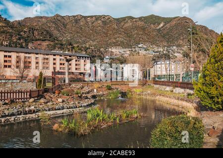 Un petit étang lors d'une journée calme dans la ville d'Andorre-la-Vieille, Andorre Banque D'Images