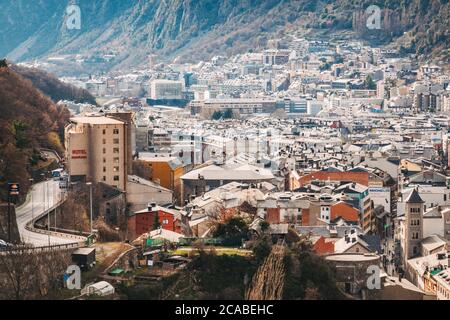 Bâtiments dans le centre ville d'Andorre-la-Vieille, capitale d'Andorre, situé dans la vallée de la Gran Valira Banque D'Images