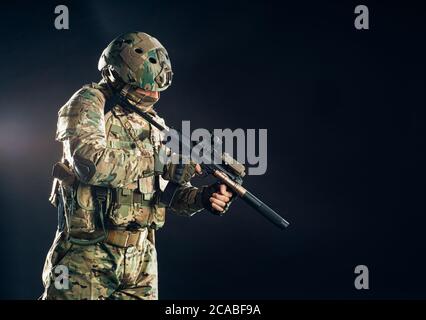 portrait d'un adulte effectuant un service militaire, soldat avec fusil, homme intrépide en tenue militaire Banque D'Images