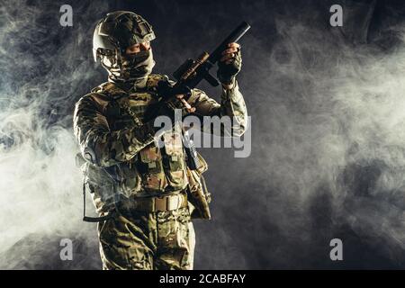 sécurité, soldats, forces militaires, concept de défense. jeune soldat russe visant son arme à feu à l'ennemi, contre la guerre Banque D'Images