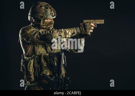 portrait d'un adulte effectuant un service militaire, soldat avec fusil, homme intrépide en tenue militaire Banque D'Images