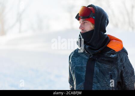 magnifique homme plein de style dans des vêtements de sport stylés qui se posent à l'appareil photo. gros plan vue latérale photo. espace de copie Banque D'Images