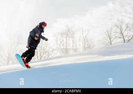 homme volant avec un snowboard. vue latérale sur toute la longueur photo.professional sport. enfant extrême de sport.danger Banque D'Images