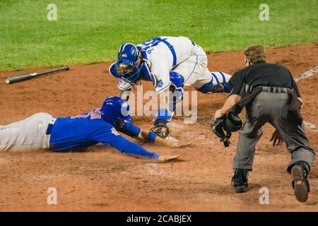Victor Caratini (7), un attrape-chat des Chicago Cubs, glisse en toute sécurité devant le tag du capteur des Kansas City Royals Salvador Perez (13) au stade Kaufman à Kansas City, Missouri, le mercredi 5 août 2020. Photo de Kyle Rivas/UPI Banque D'Images