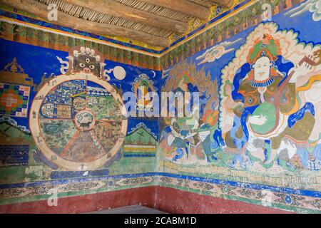 Ancienne fresque au monastère de Thikse (Thikse Gompa) au Ladakh, Jammu-et-Cachemire, Inde. Le monastère a été construit à l'origine au XVe siècle. Banque D'Images