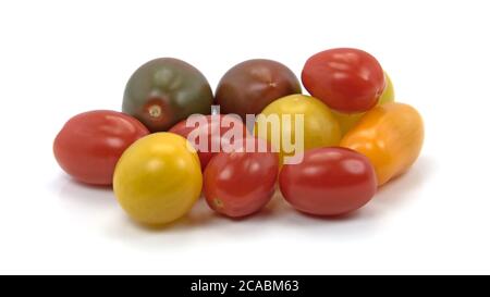 Petites tomates colorées sur fond blanc Banque D'Images