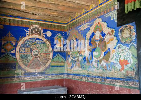 Ancienne fresque au monastère de Thikse (Thikse Gompa) au Ladakh, Jammu-et-Cachemire, Inde. Le monastère a été construit à l'origine au XVe siècle. Banque D'Images