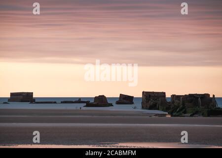 Le port de Mulberry au large de la côte d'Asnelles en Normandie, France Banque D'Images