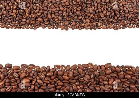 Grains de café torréfiés. Deux sortes d'arabica sur fond blanc Banque D'Images
