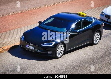 Taxi électrique Tesla modèle S attendant les passagers du ferry pour voitures Tallink Silja au terminal Olympia, port d'Helsinki, Finlande. 6 juillet 2020. Banque D'Images