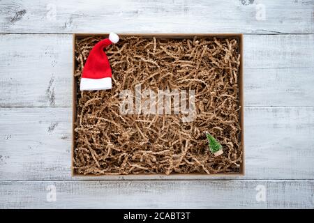 Boîte cadeau de dessin animé ouverte sur fond blanc en bois, affichage de publicité de produit.vue du dessus conception de Noël boîte cadeau vide. Banque D'Images