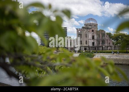 Vue générale du dôme de la bombe atomique dans le centre d'Hiroshima. Le Mémorial de la paix d'Hiroshima (dôme de Genbaku, dôme DE LA BOMBE A ou dôme de la bombe atomique), connu à l'origine sous le nom de Hall de promotion industrielle de la préfecture d'Hiroshima (avant l'attentat) a été partiellement détruit après un bombardement atomique le 6 août 1945 pendant la Seconde Guerre mondiale, ce qui a complètement détruit toute la ville. Banque D'Images