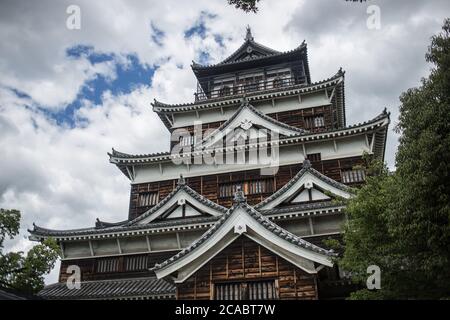 Vue générale du château d'Hiroshima (château de Carp). Le château a été construit à l'origine dans les années 1590 mais complètement détruit après la bombe atomique en 1945 et reconstruit plus tard en 1958. Banque D'Images