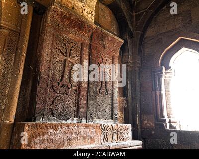 Magnifique khachkars arméniens anciens et historiques sculptés dans une église Banque D'Images