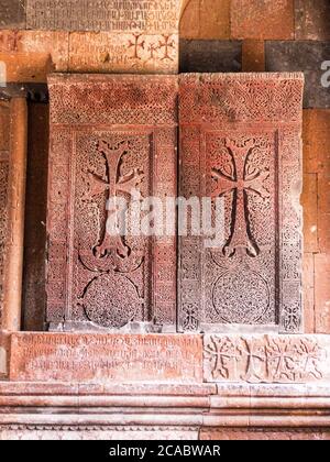 Magnifique khachkars arméniens anciens et historiques sculptés dans une église Banque D'Images