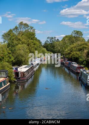 Paysage de bateaux étroits sur le canal Kennet et Avon, Newbury, Berkshire, Angleterre, Royaume-Uni, GB. Banque D'Images