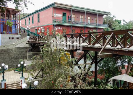 LIMA, PÉROU - 03 juillet 2020: Quartier Barranco à Lima. Célèbre pont « Suspiros » Banque D'Images