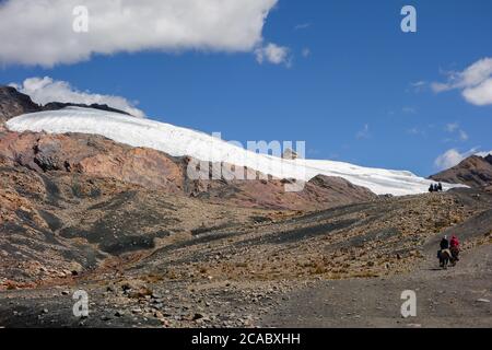 HUARAZ, PÉROU - 01 juillet 2020 : chemin vers le glacier Pastoruri, au parc national de Huascaran, Huaraz/Pérou Banque D'Images