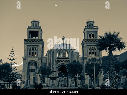 HUARAZ, PÉROU - 10 octobre 2019: Huaraz/Pérou: Vue sur la ville, entourée de montagnes enneigées de Huascaran Banque D'Images