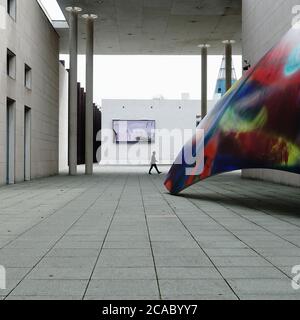 BONN, ALLEMAGNE - 16 juillet 2020 : vue sur le Bundeskunsthalle devant de la sculpture colorée à l'extérieur du Kunstmuseum, à droite Banque D'Images