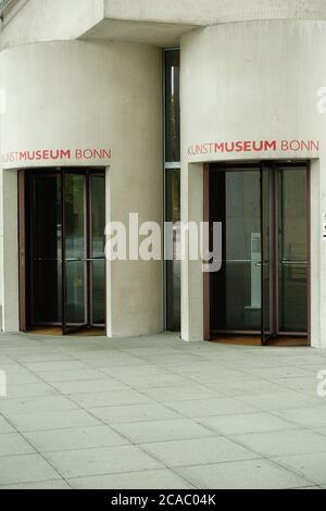 BONN, ALLEMAGNE - 16 juillet 2020 : deux entrées du musée d'art moderne Kunstmuseum au Museumsmeile Banque D'Images